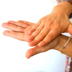 Desinfektion zweier Hände
